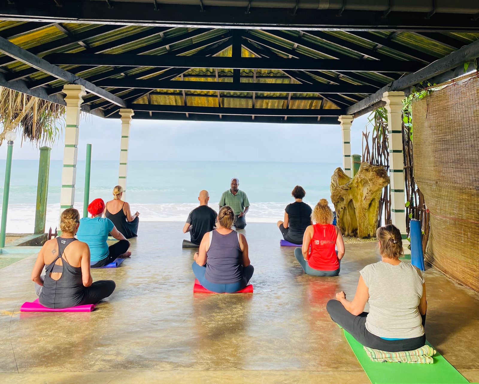 Morgenyoga am Strand vor der Yoga-Shala